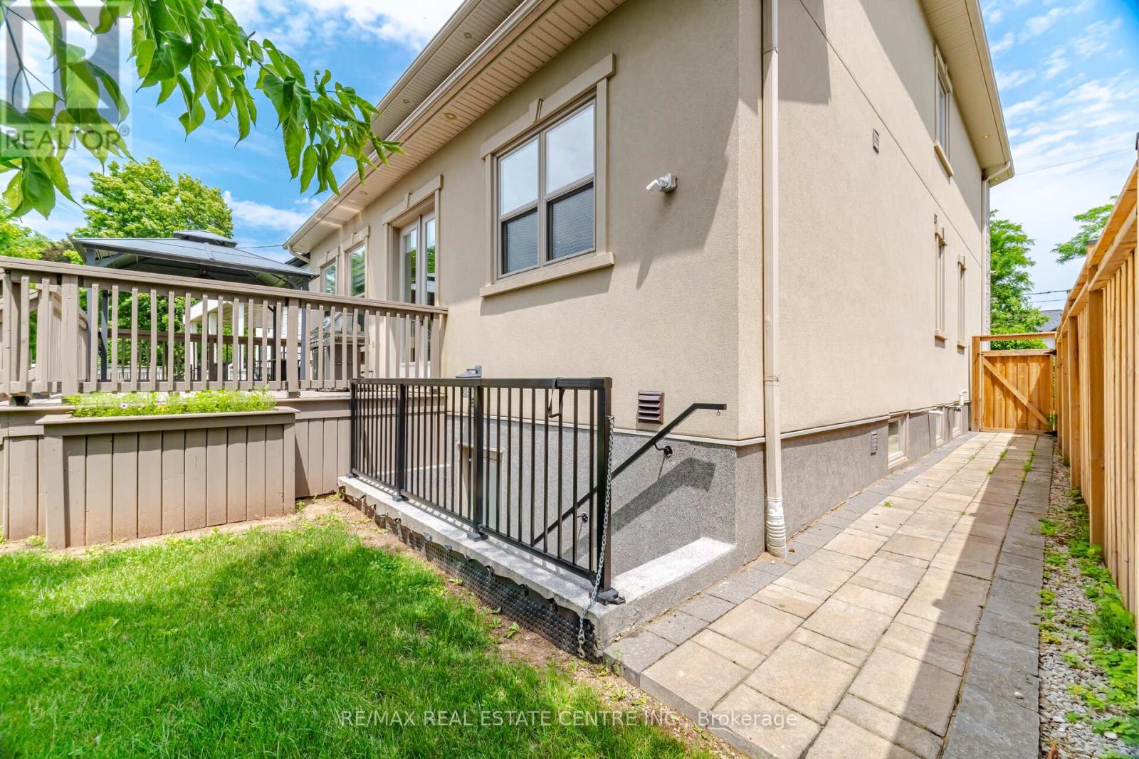 1496 Mansfield Drive, Oakville, Ontario  L6H 1K4 - Photo 45 - W13802392
