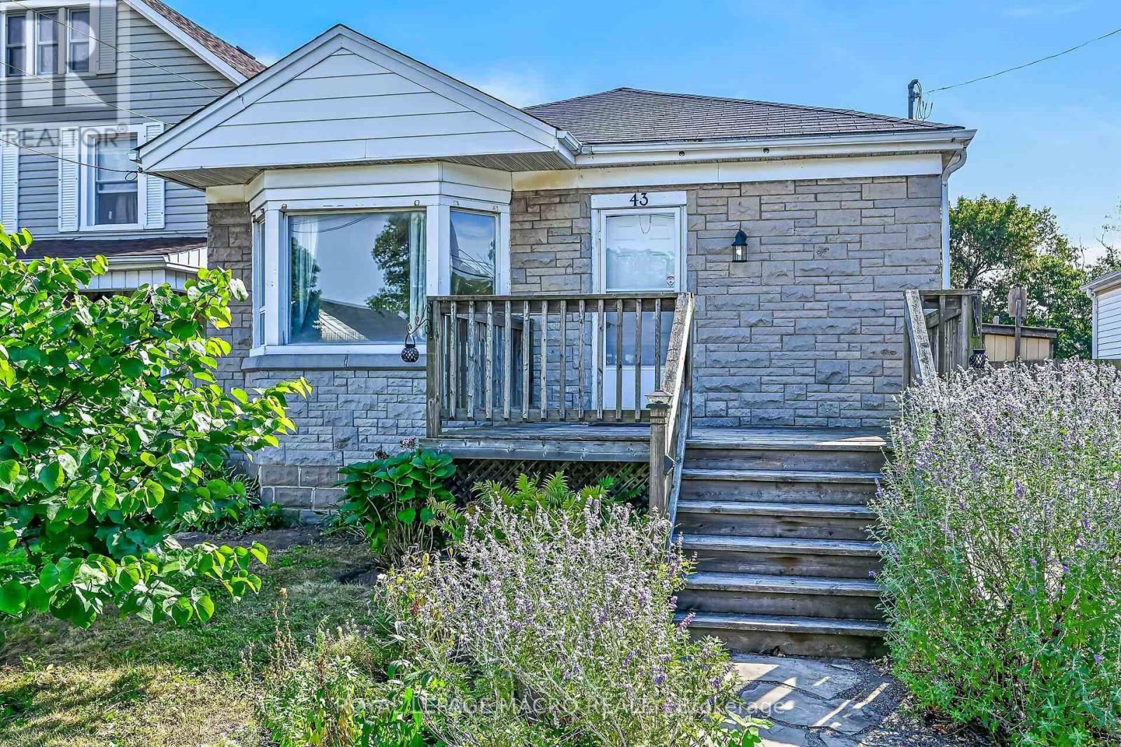 43 East 39th Street, Hamilton, Ontario  L8V 4G9 - Photo 2 - X13802308