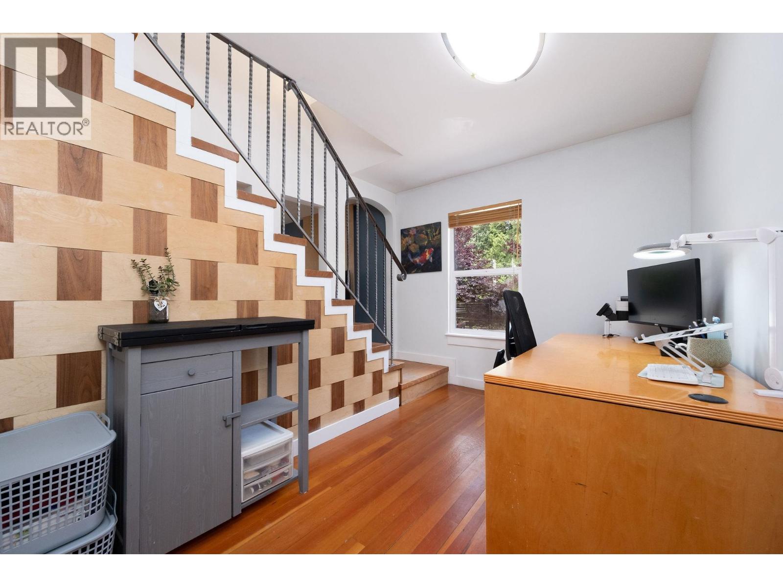 1075 Gladwin Drive, North Vancouver, British Columbia V7R 1A1 - Photo 3 - R3121554