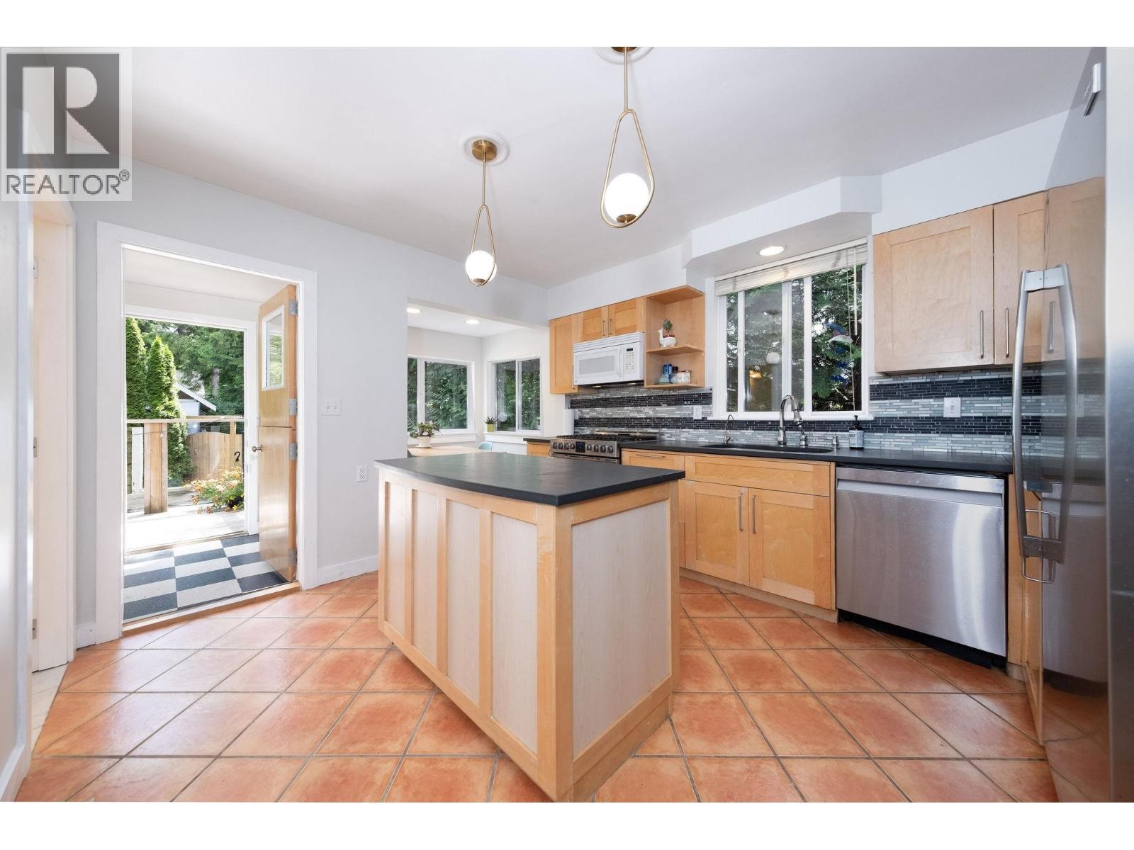 1075 Gladwin Drive, North Vancouver, British Columbia V7R 1A1 - Photo 13 - R3121554