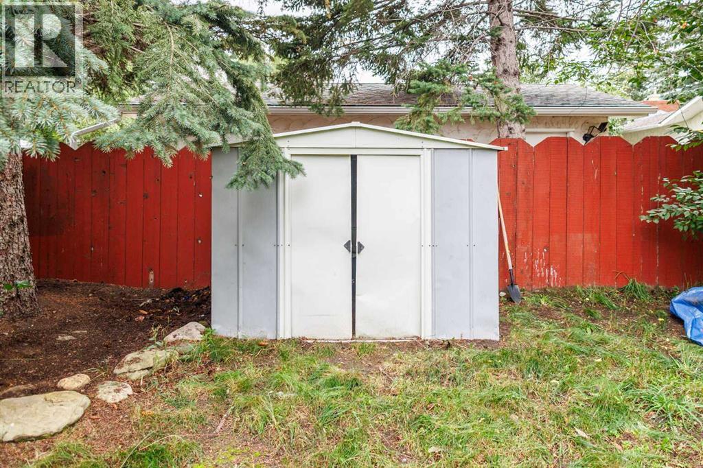 112 Silverthorn Road NW photo 38