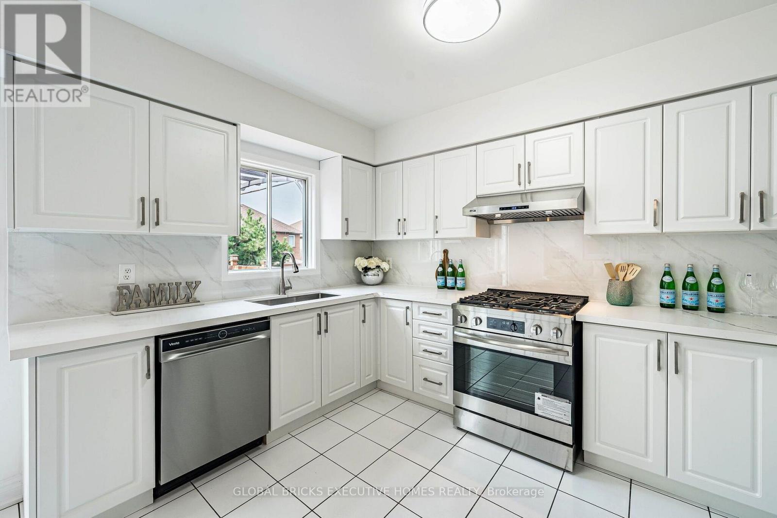6348 Newcombe Drive, Mississauga, Ontario  L5V 2G5 - Photo 10 - W13792128