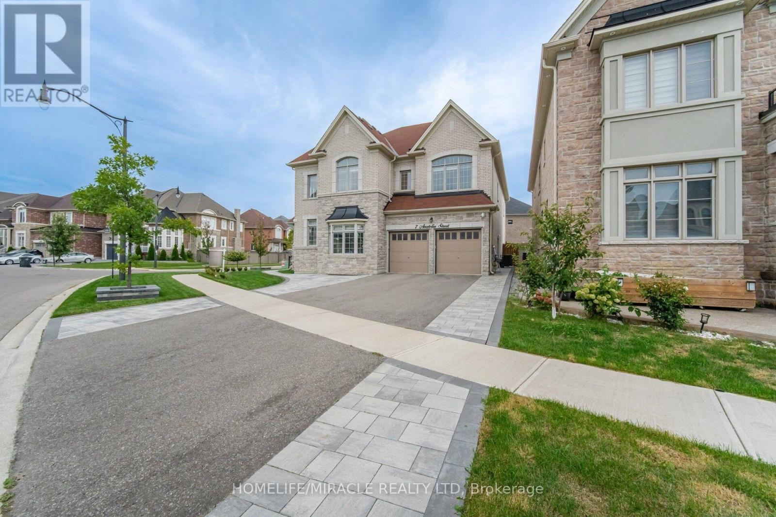 7 Anatolia Street, Brampton, Ontario  L6P 4L3 - Photo 2 - W13796104