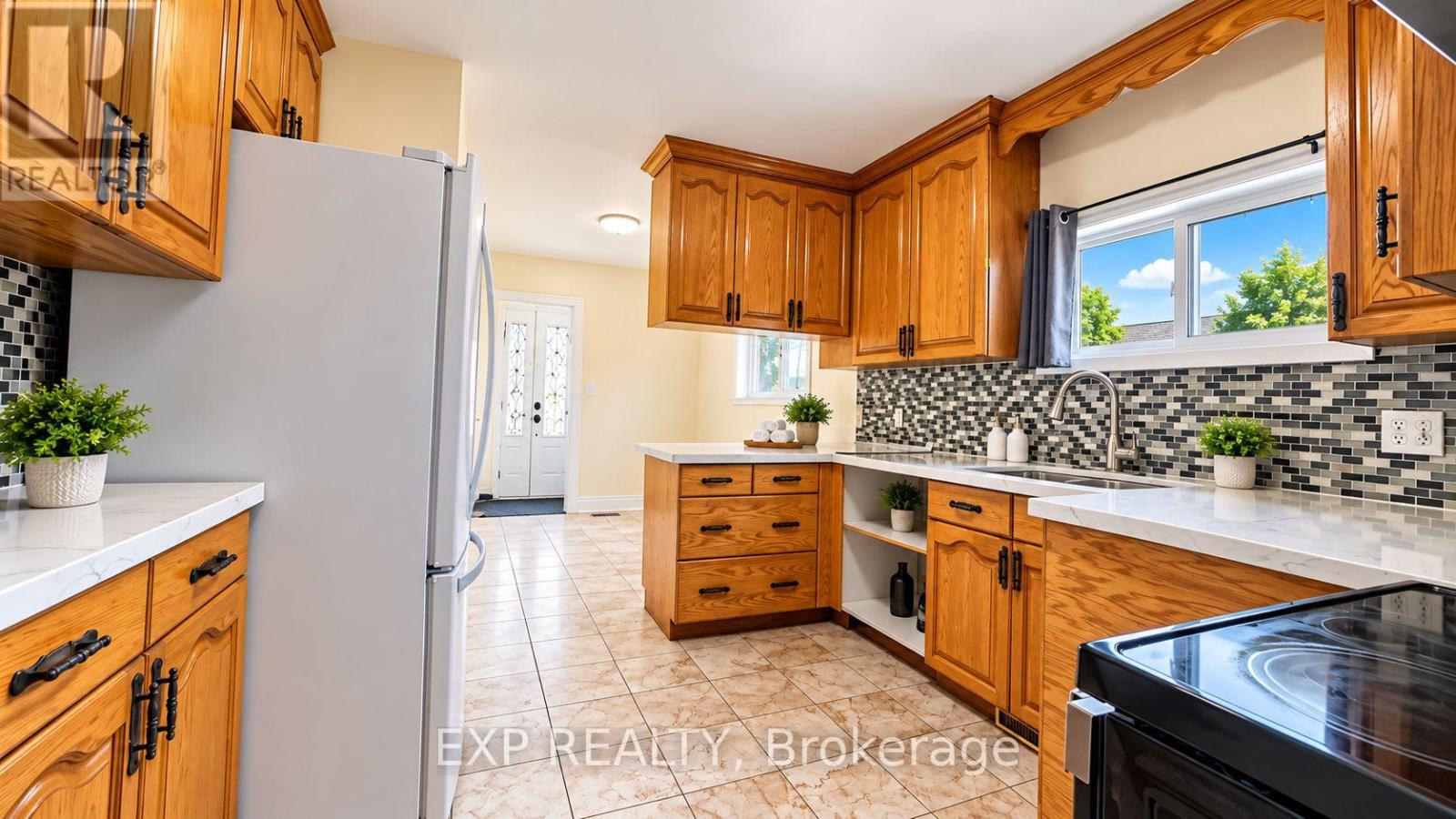 3425 Laddie Crescent, Mississauga, Ontario  L4T 1N2 - Photo 9 - W13798338