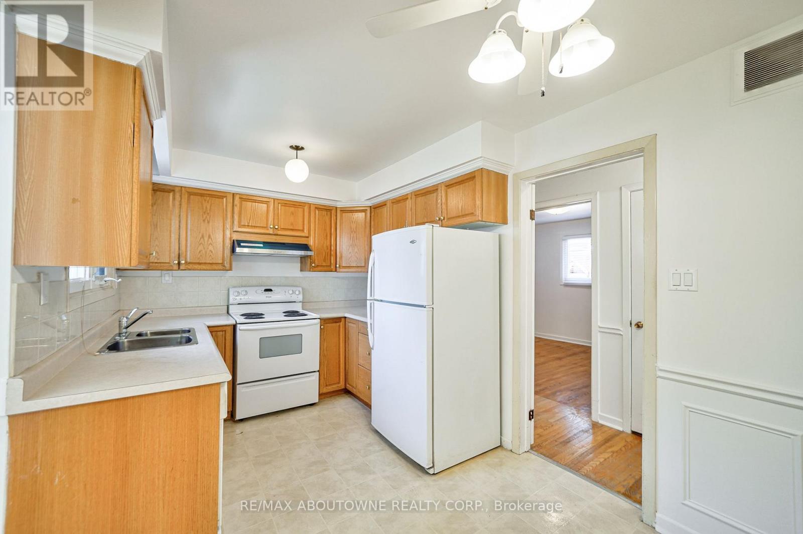 Upper - 4395 Longmoor Drive, Burlington, Ontario  L7L 1X8 - Photo 16 - W13798628