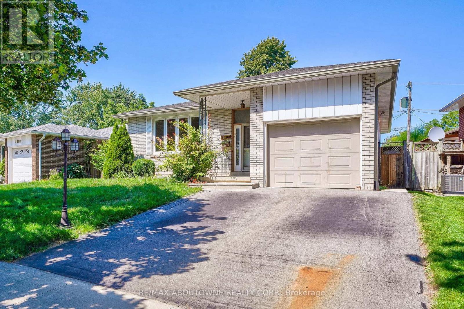 Upper - 4395 Longmoor Drive, Burlington, Ontario  L7L 1X8 - Photo 2 - W13798628