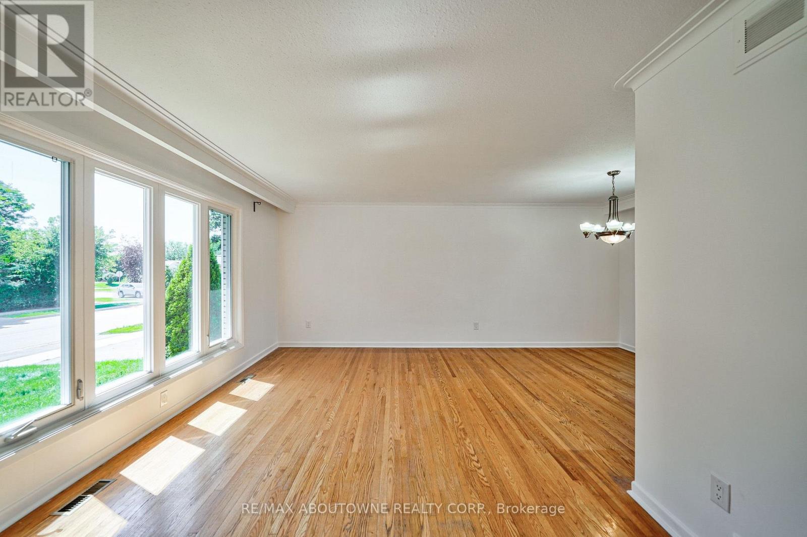 Upper - 4395 Longmoor Drive, Burlington, Ontario  L7L 1X8 - Photo 8 - W13798628