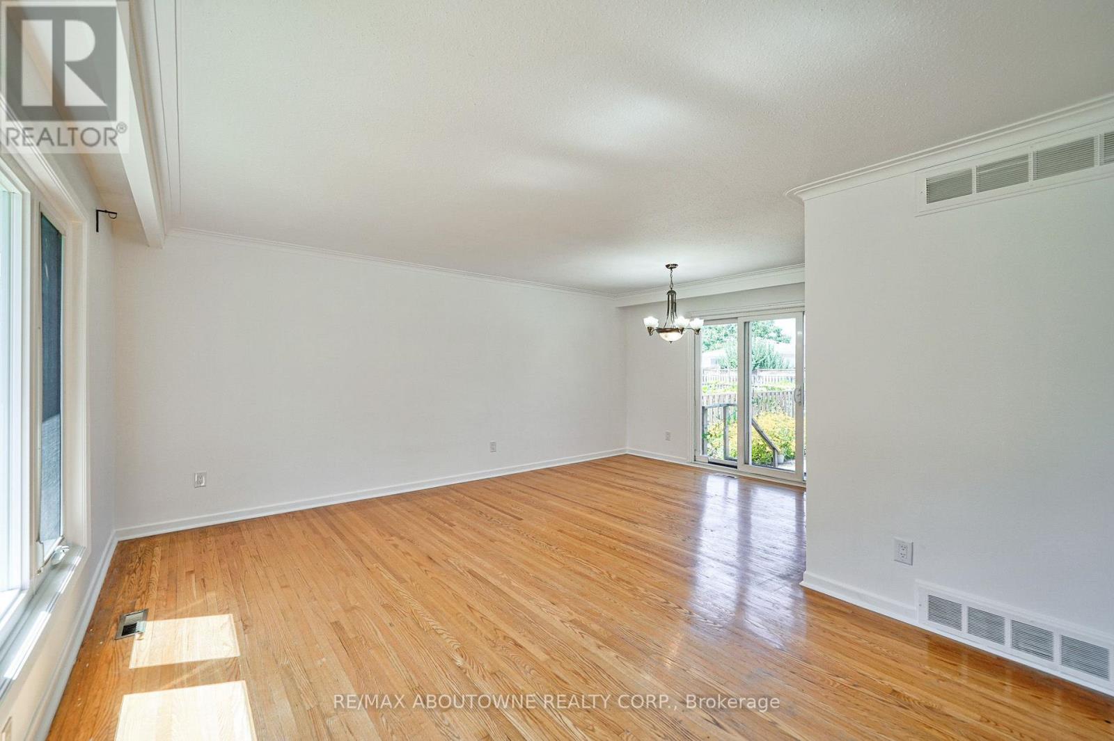 Upper - 4395 Longmoor Drive, Burlington, Ontario  L7L 1X8 - Photo 9 - W13798628