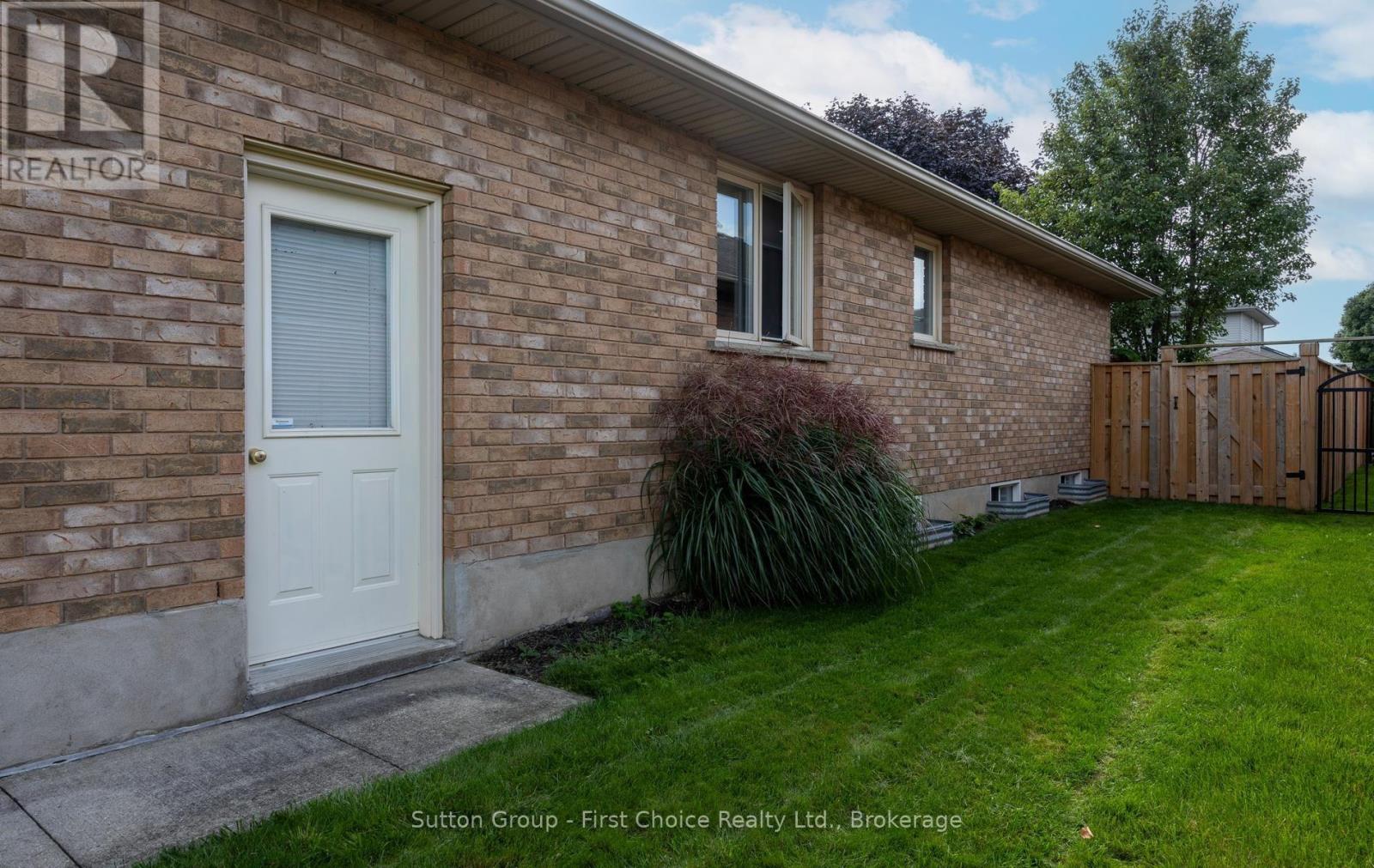 259 Briarhill Drive, Stratford, Ontario  N5A 7T1 - Photo 4 - X13798182