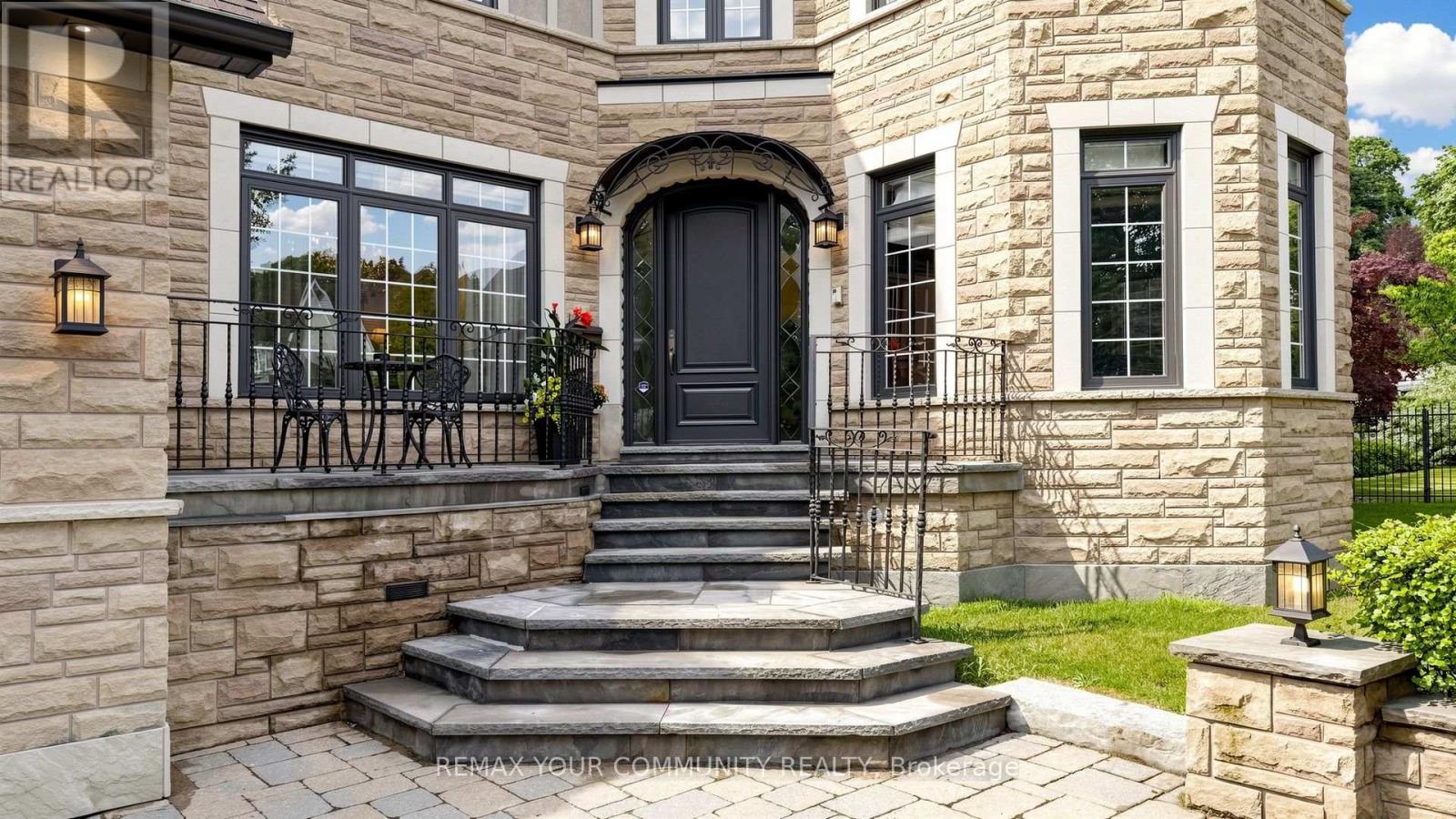 25 Guinevere Court, Richmond Hill, Ontario  L4C 0P7 - Photo 3 - N13803066