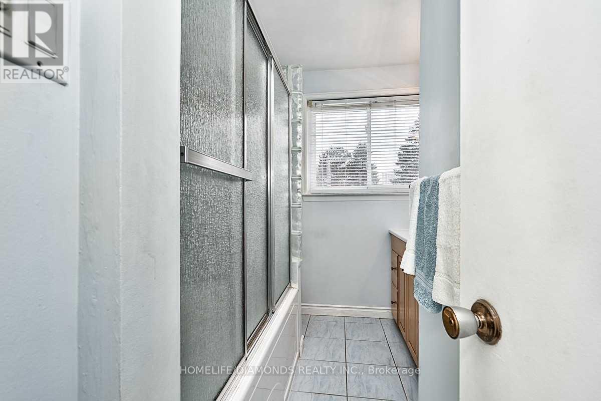 35 Edenborough Drive, Brampton, Ontario  L6T 2A2 - Photo 14 - W13802948