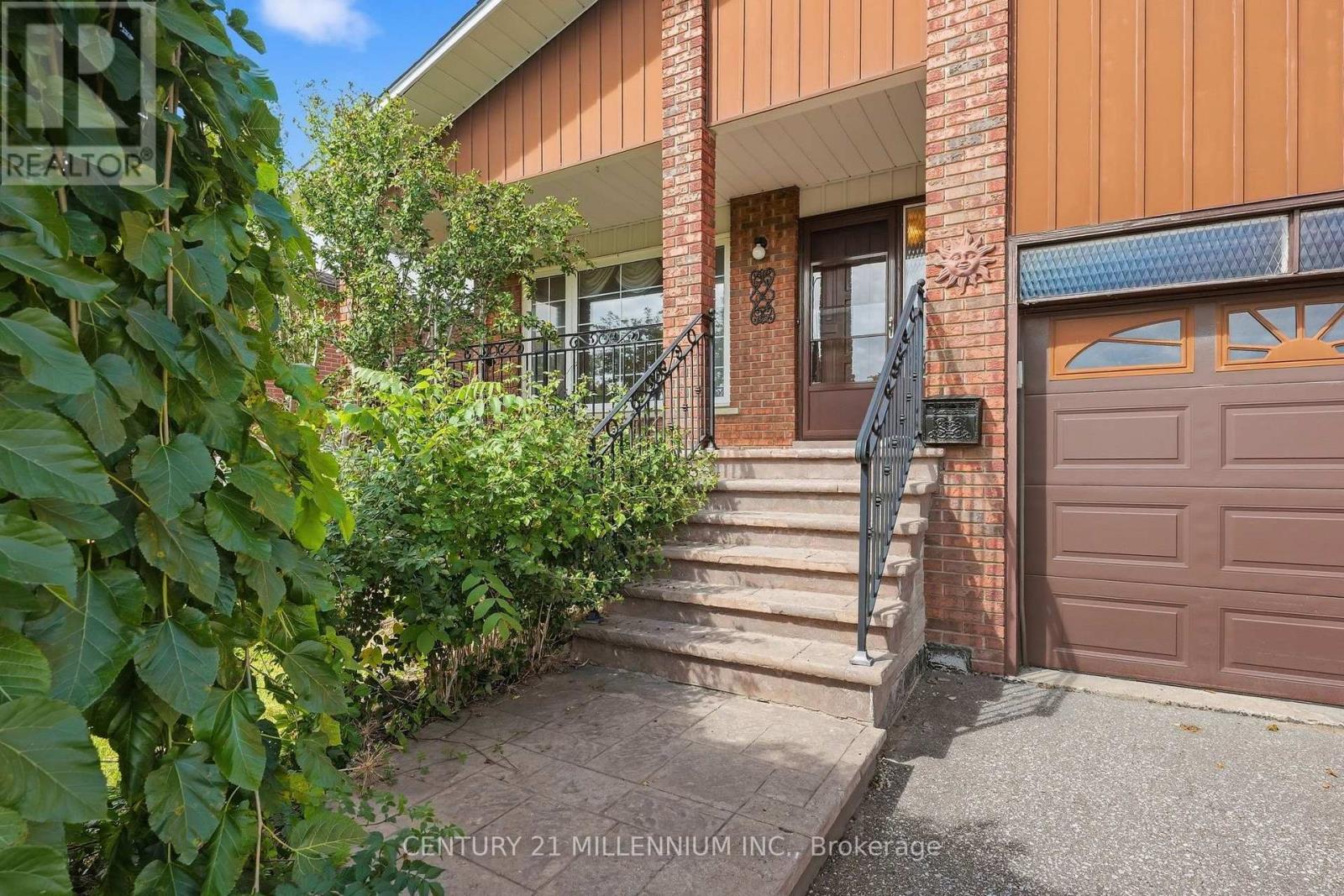 16 Jardine Street, Brampton, Ontario  L6S 3H4 - Photo 2 - W13803082
