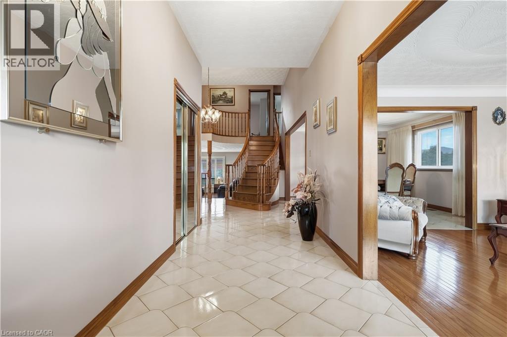 7 Vinehill Drive, Stoney Creek, Ontario  L8G 4Z1 - Photo 4 - 40864382