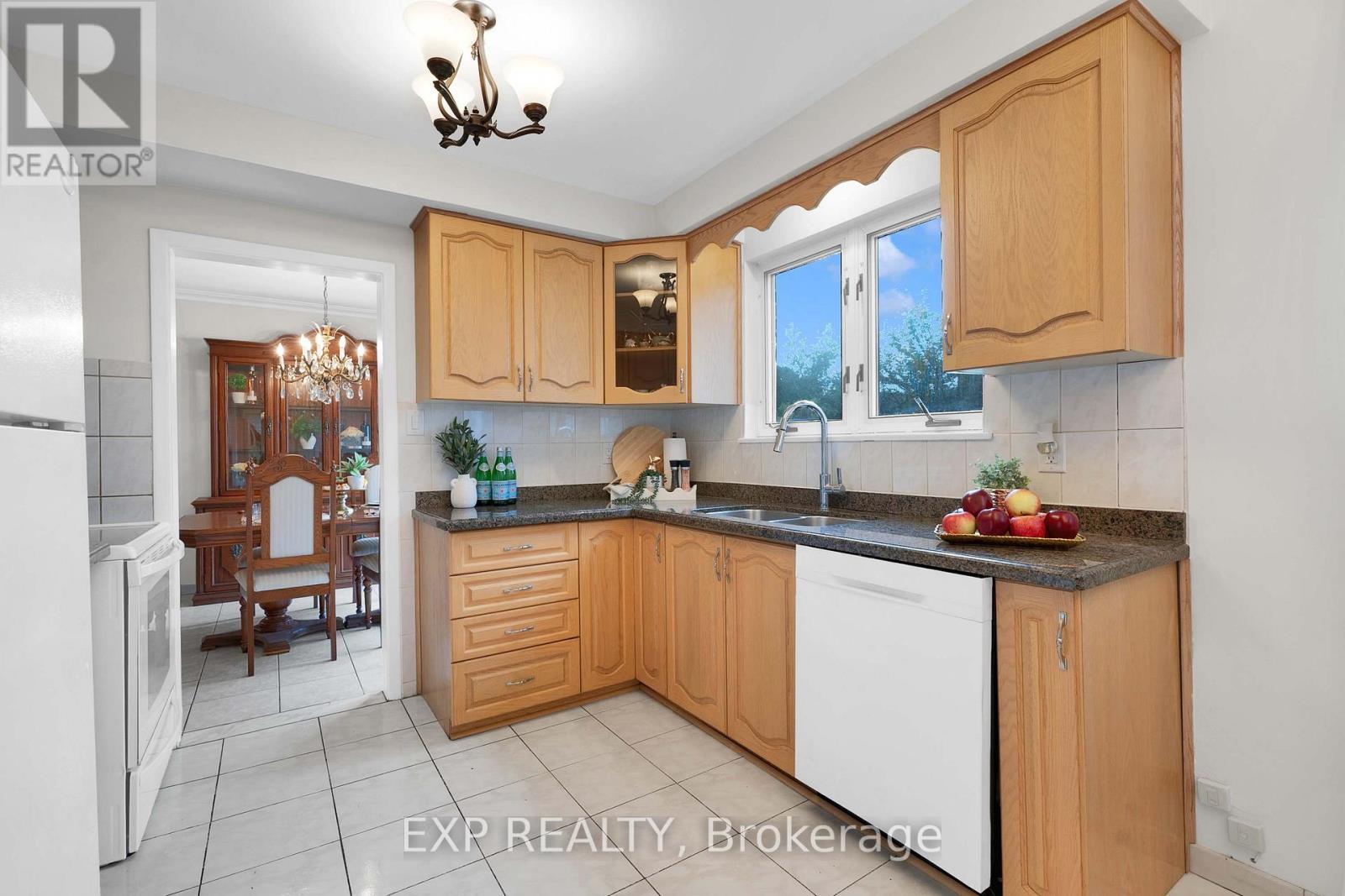 182 Derrydown Road, Toronto, Ontario  M3J 1R8 - Photo 15 - W13800590