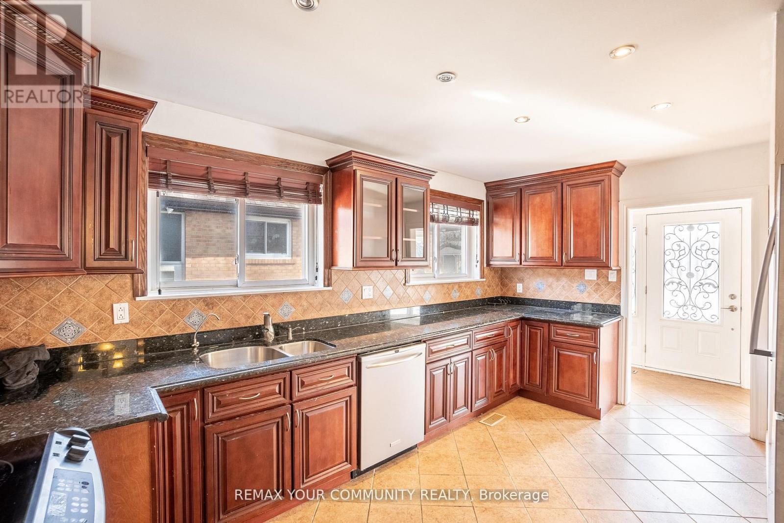 Main - 32 Marbury Crescent, Toronto, Ontario  M3A 2G2 - Photo 10 - C13803340