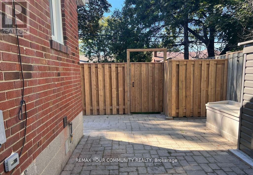 16 Robertsfield Crescent, Toronto, Ontario  M1R 2X2 - Photo 3 - E13803370
