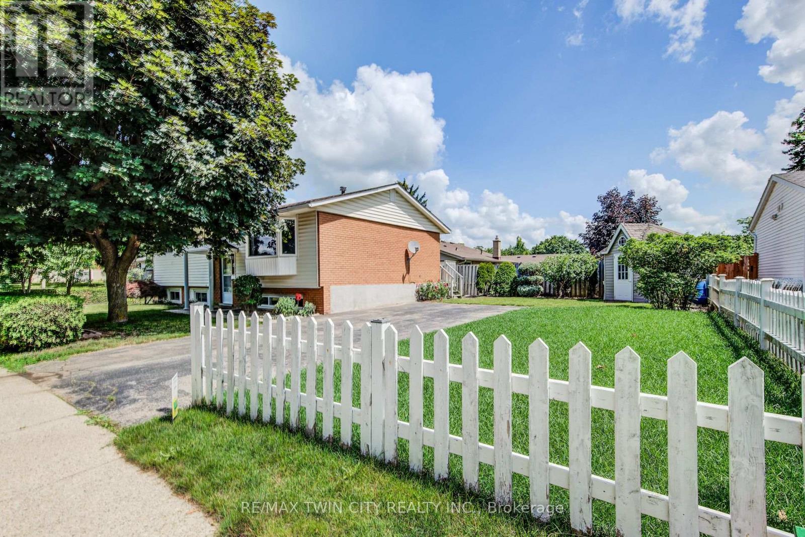 602 Highpoint Avenue, Waterloo, Ontario  N2L 4N1 - Photo 2 - X13803276