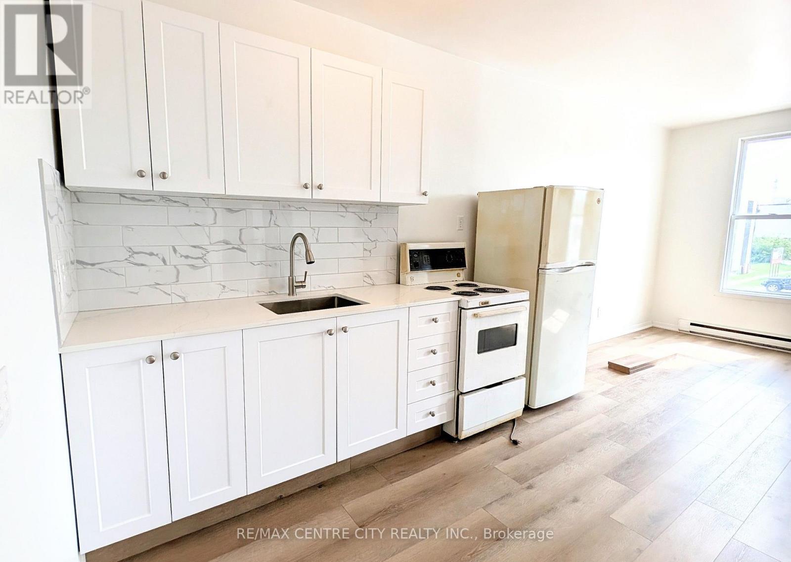 2 - 827 Talbot Street, St. Thomas, Ontario  N5P 1C3 - Photo 1 - X13803596