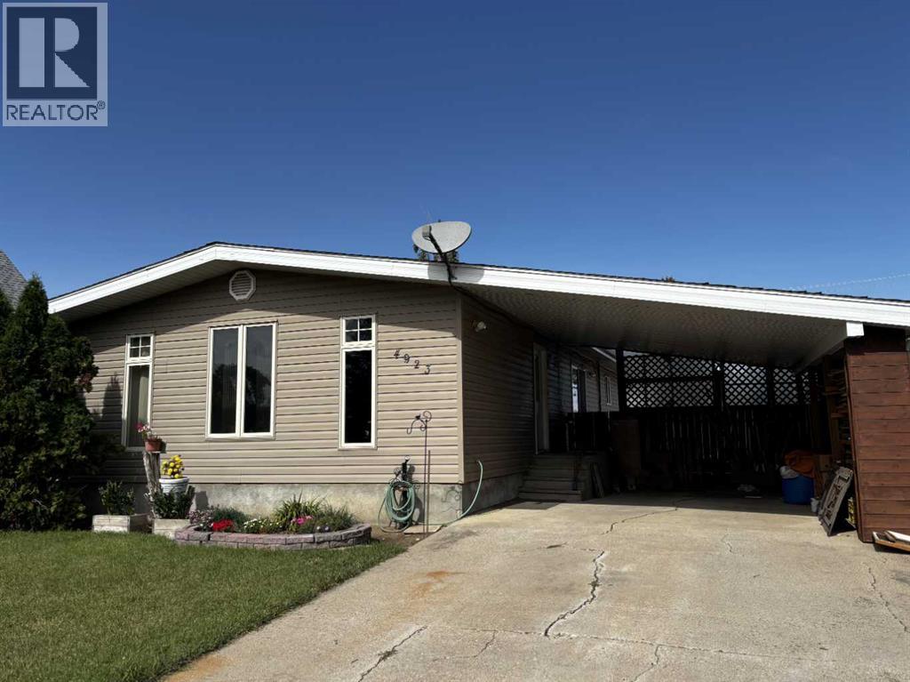 4923 52 Avenue photo 2
