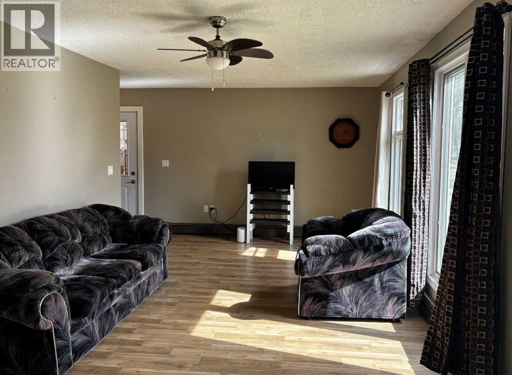 4923 52 Avenue photo 21
