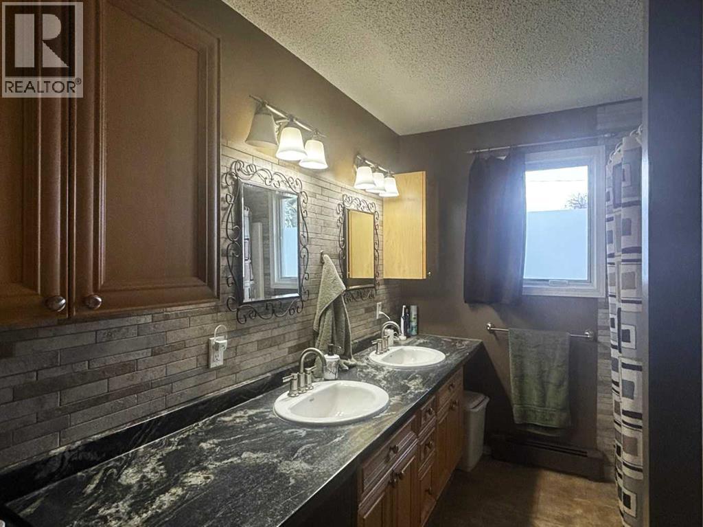 4923 52 Avenue photo 30