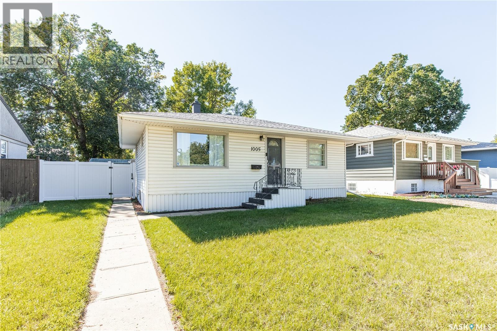 1005 Coteau Street W, Moose Jaw, Saskatchewan  S6H 5G3 - Photo 2 - SK048884