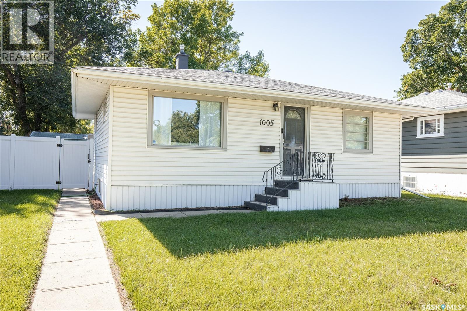 1005 Coteau Street W, Moose Jaw, Saskatchewan  S6H 5G3 - Photo 3 - SK048884