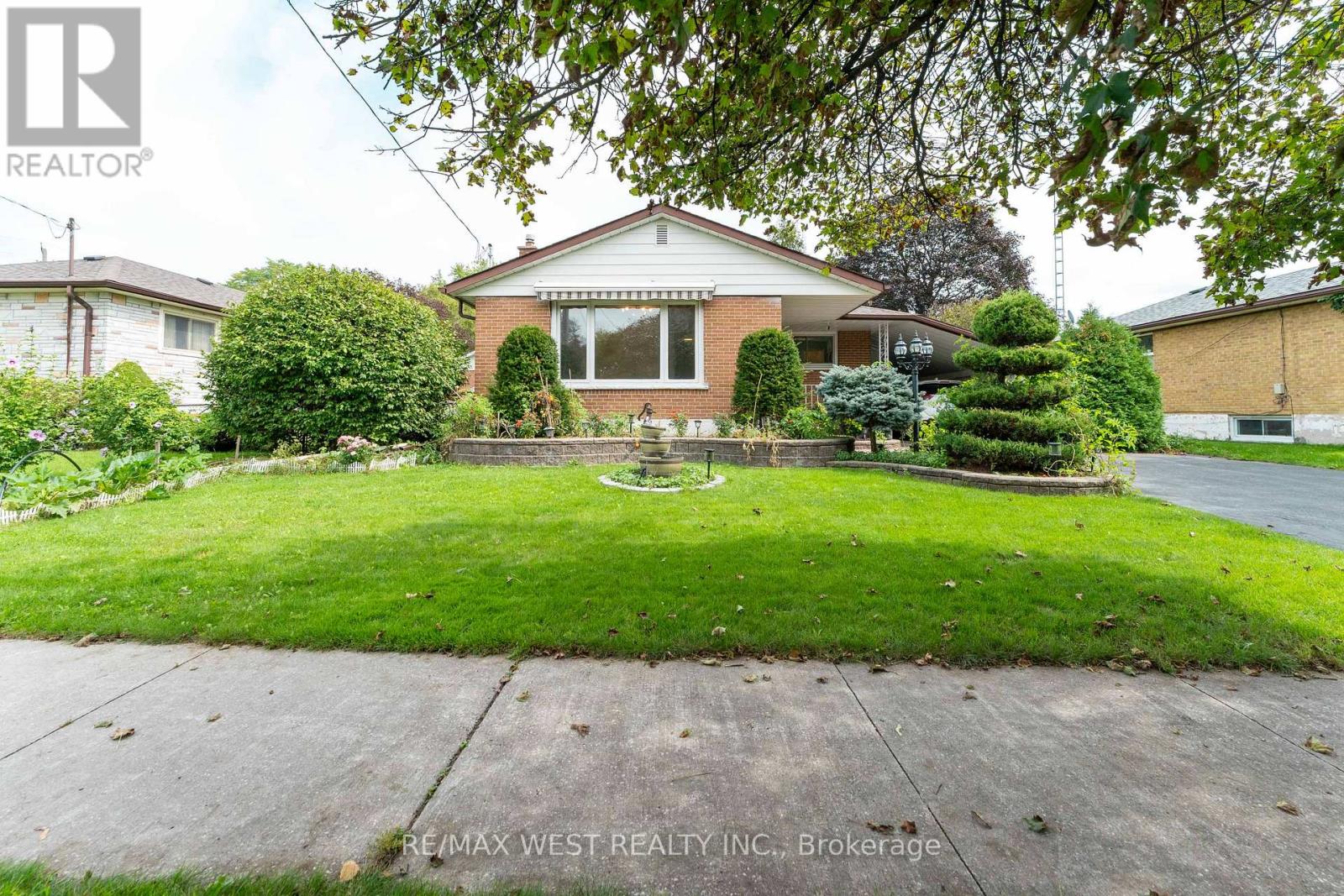 203 LUPIN DRIVE, Whitby, Ontario