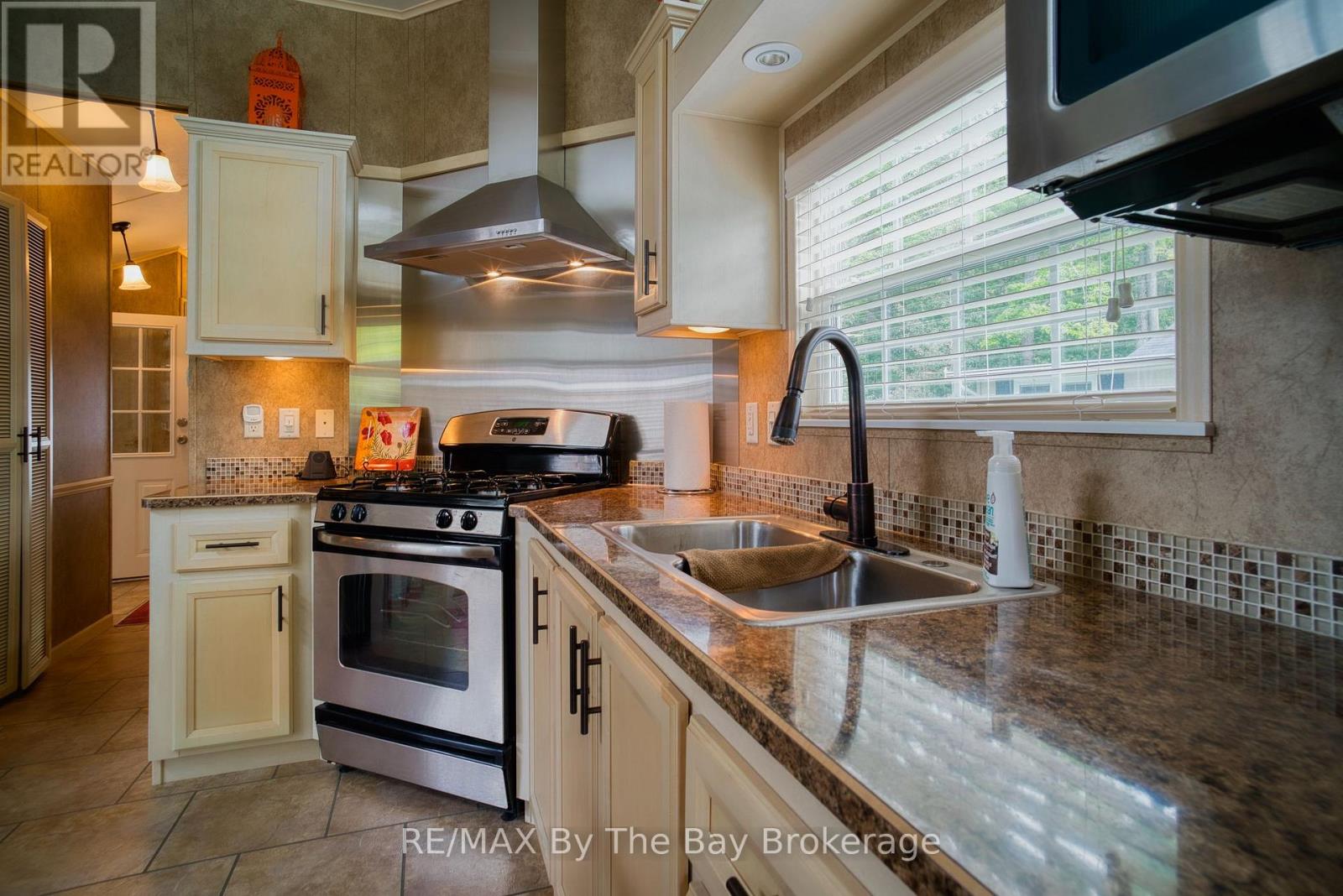 107 Madawaska Trail, Wasaga Beach, Ontario  L9Z 1X7 - Photo 6 - S13803876