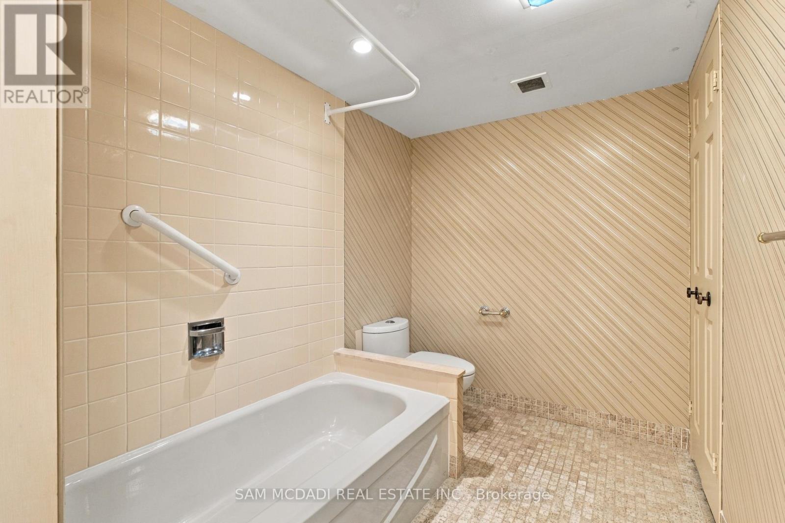 2009 - 2000 Islington Avenue, Toronto, Ontario  M9P 3S7 - Photo 23 - W13803828