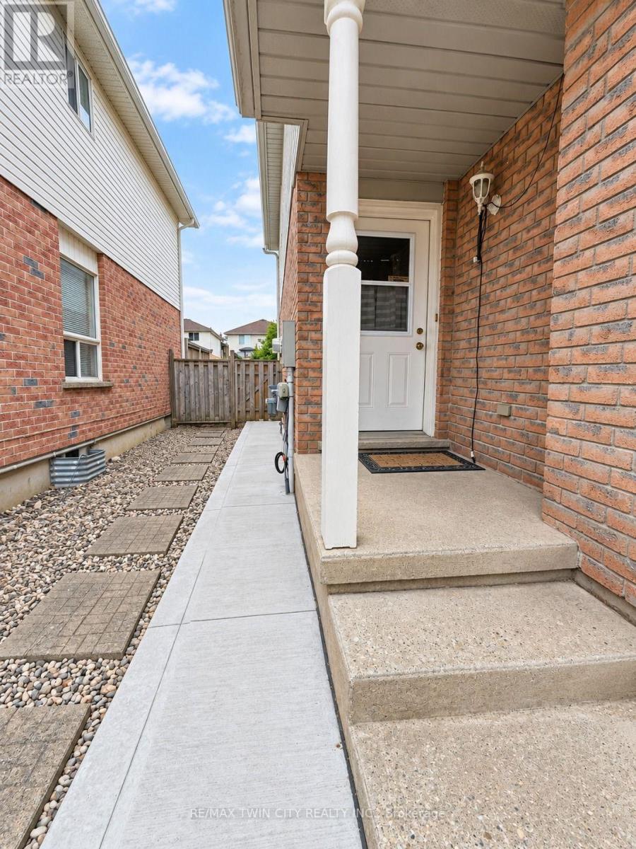 63 Orchid Crescent, Kitchener, Ontario  N2E 3N3 - Photo 4 - X13803746