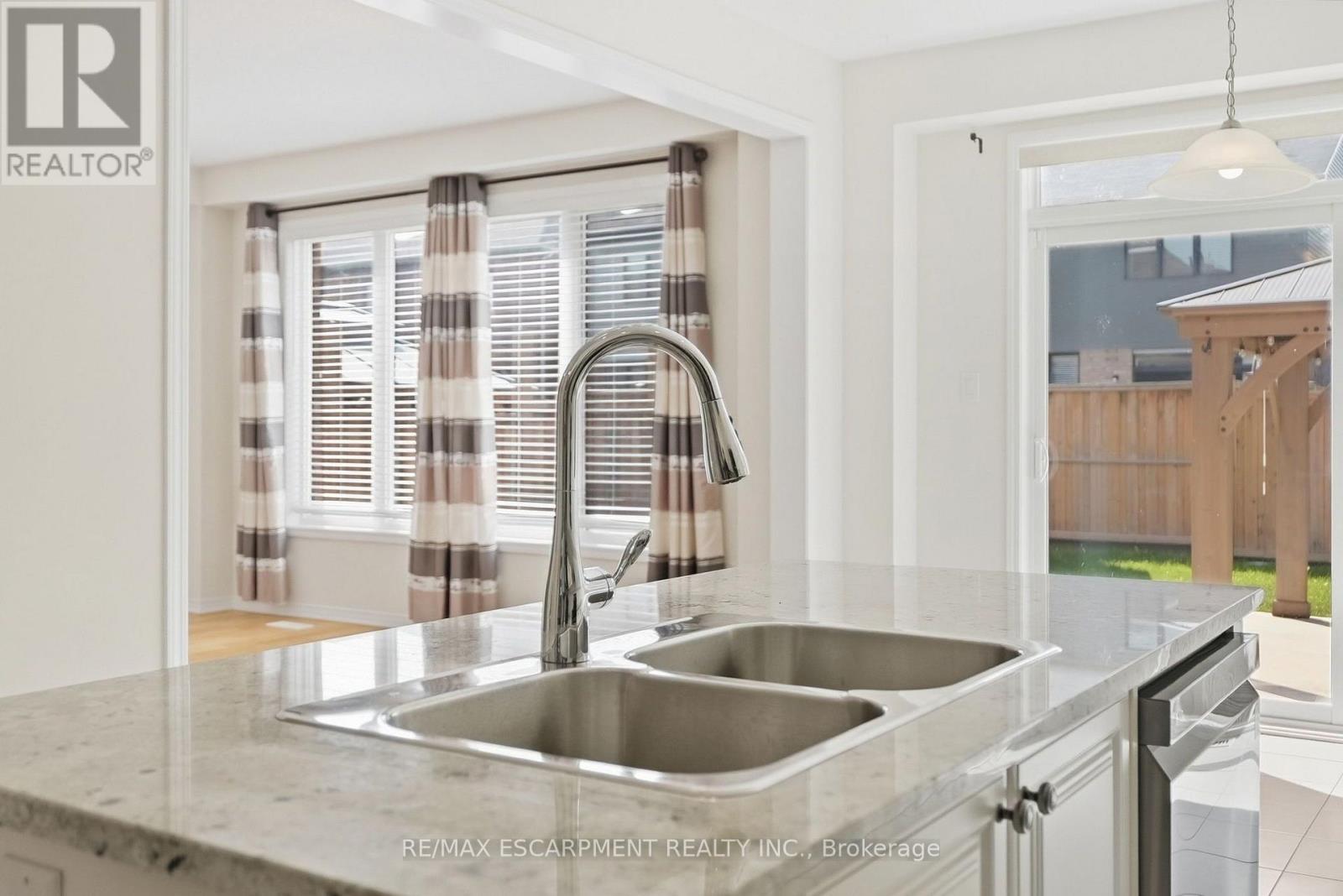 35 Royal Coachman Way, Hamilton, Ontario  L8J 0M2 - Photo 10 - X13803822