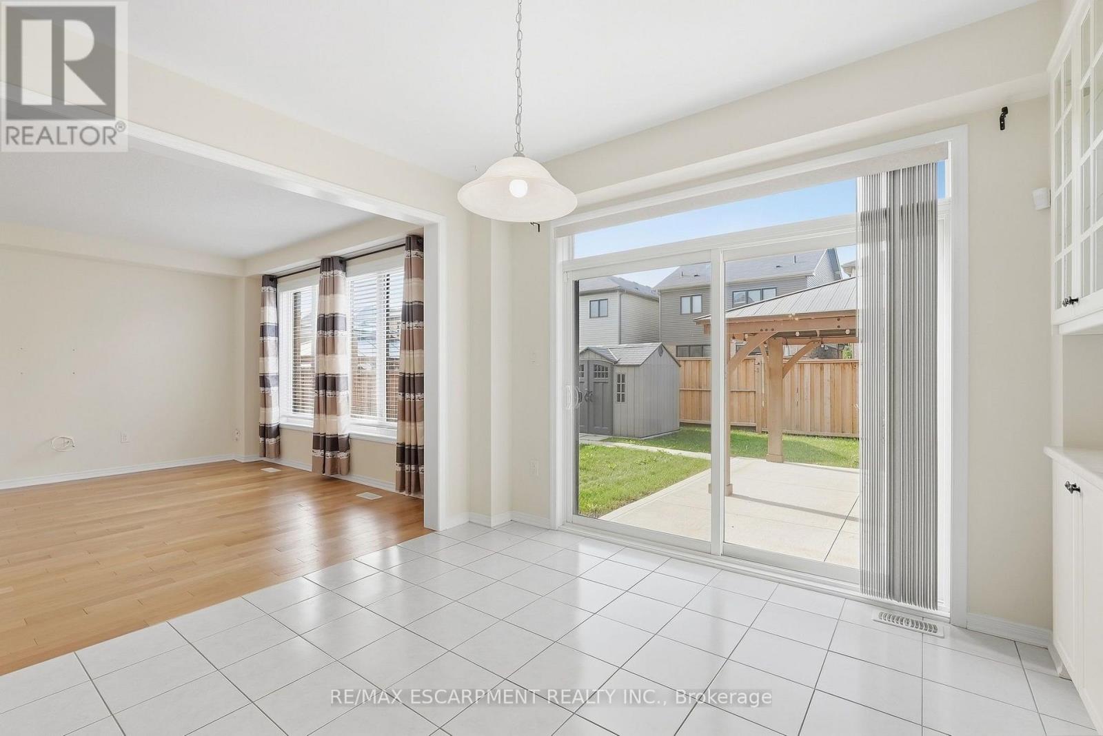 35 Royal Coachman Way, Hamilton, Ontario  L8J 0M2 - Photo 12 - X13803822