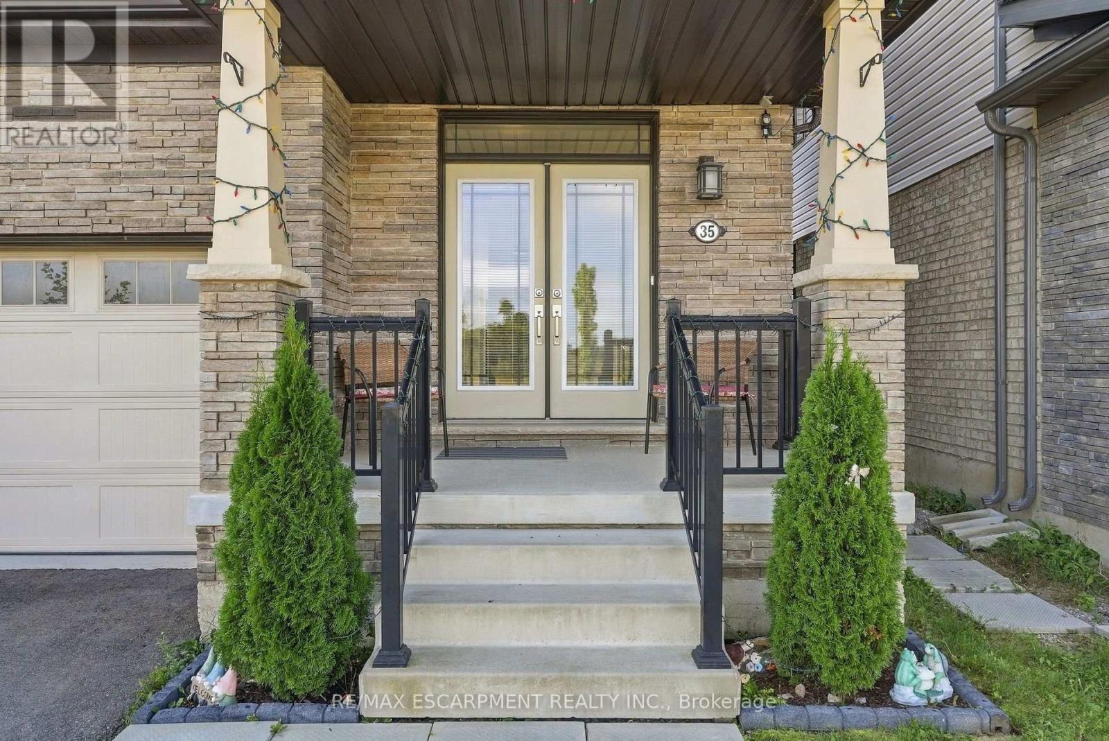 35 Royal Coachman Way, Hamilton, Ontario  L8J 0M2 - Photo 3 - X13803822