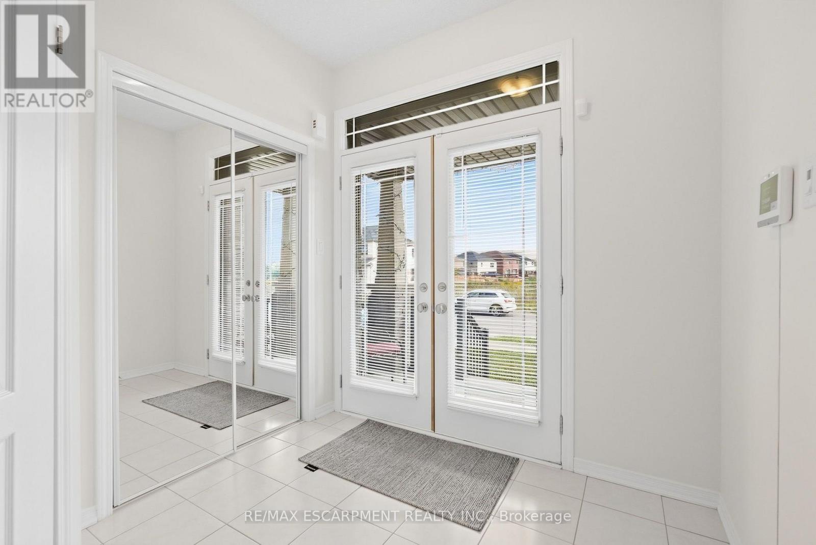 35 Royal Coachman Way, Hamilton, Ontario  L8J 0M2 - Photo 4 - X13803822