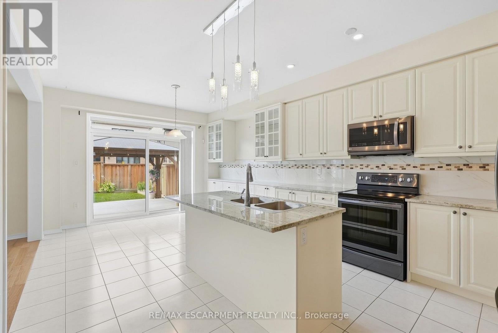 35 Royal Coachman Way, Hamilton, Ontario  L8J 0M2 - Photo 6 - X13803822