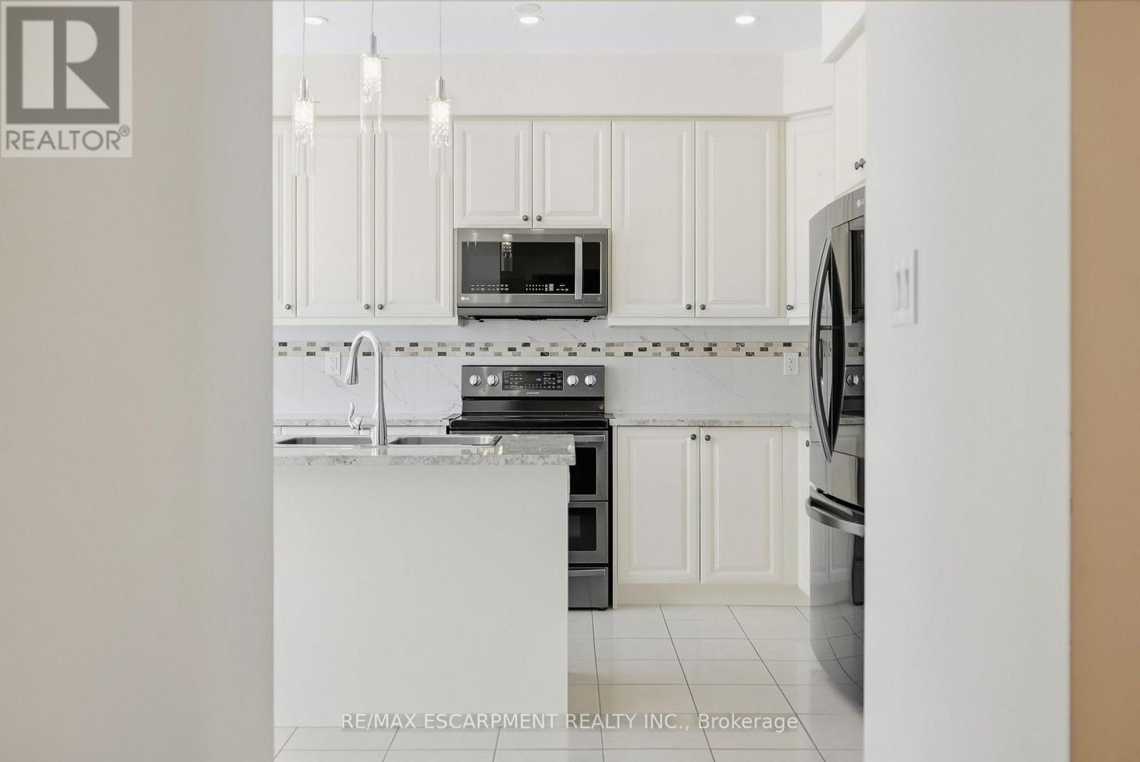 35 Royal Coachman Way, Hamilton, Ontario  L8J 0M2 - Photo 8 - X13803822