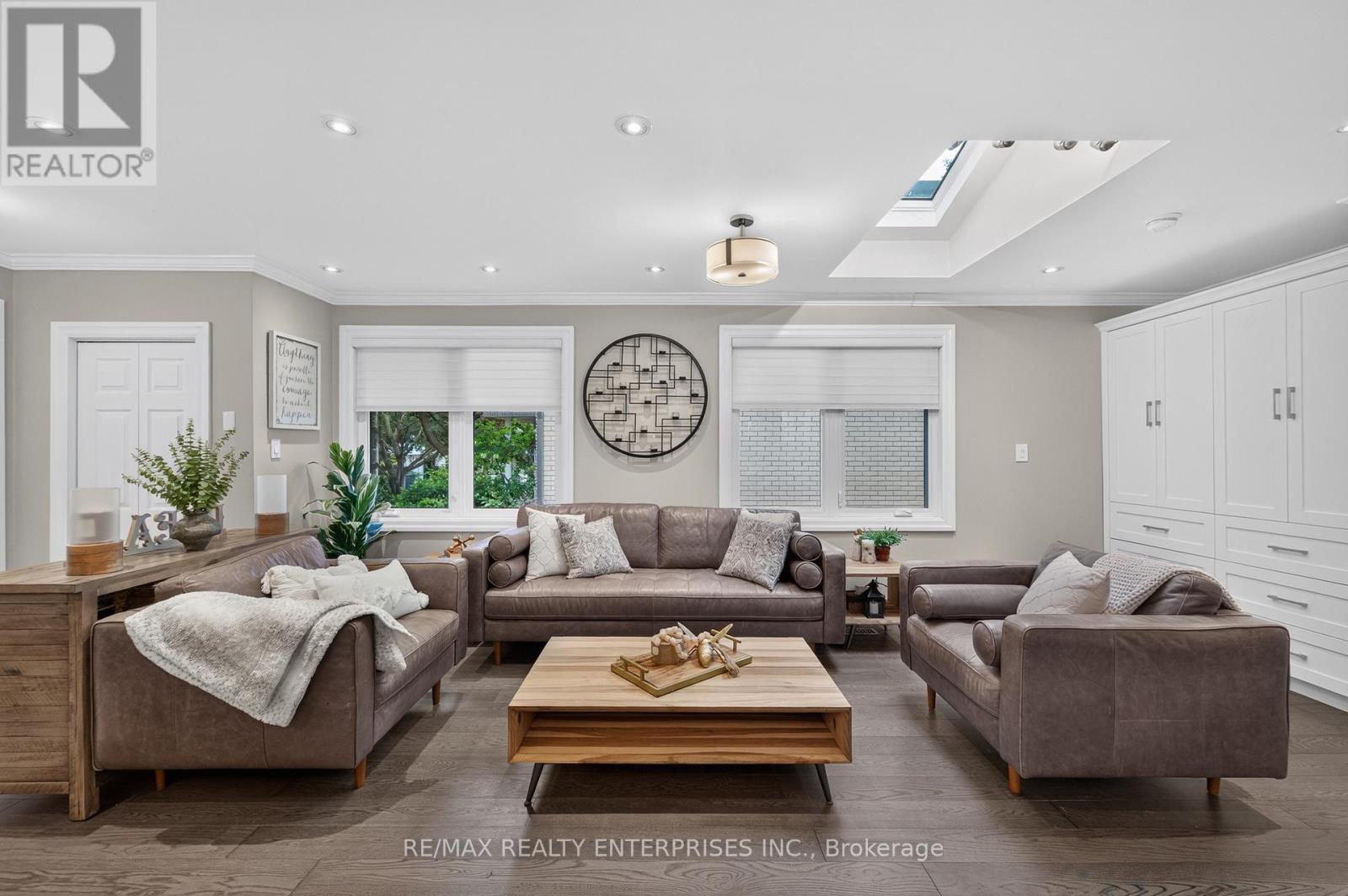 1957 DELANEY DRIVE Mississauga (Clarkson) Ontario Canada L5J3L3 5