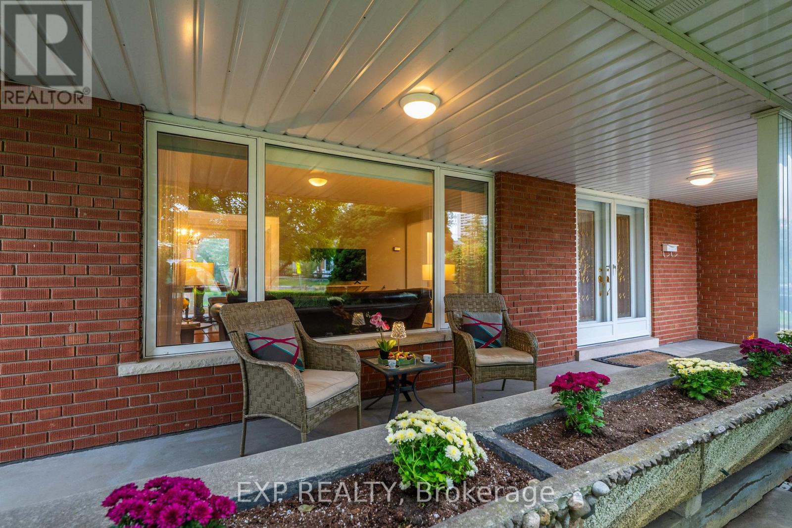 182 Derrydown Road, Toronto, Ontario  M3J 1R8 - Photo 7 - W13800590