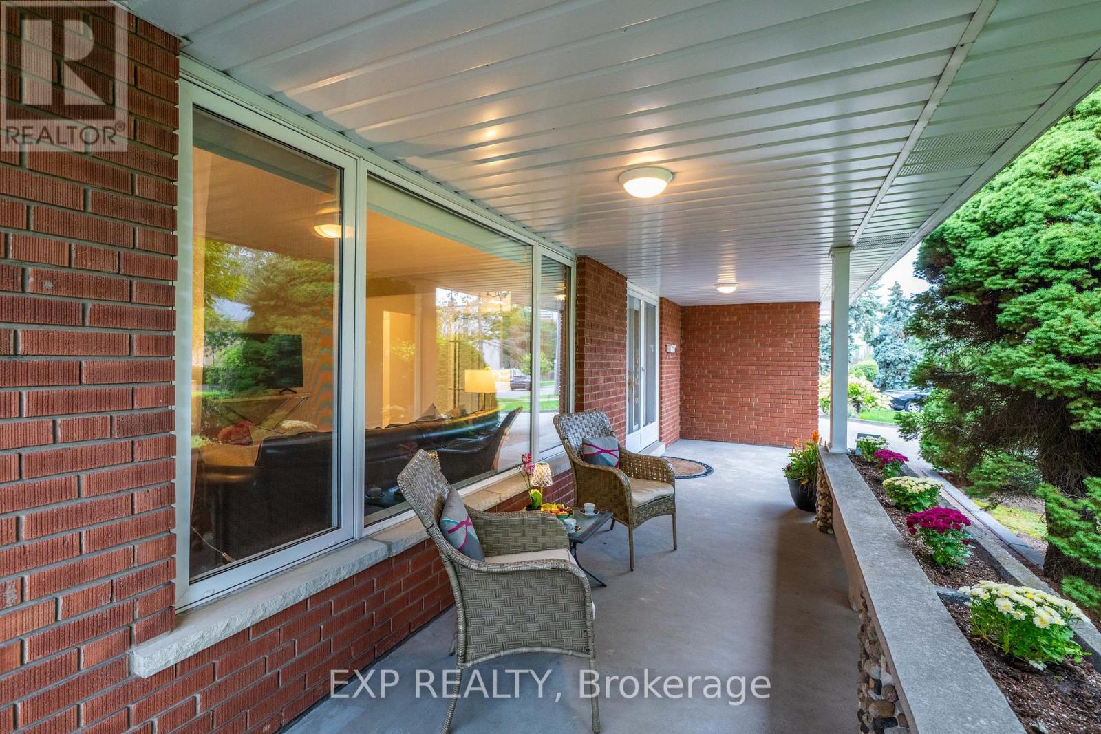 182 Derrydown Road, Toronto, Ontario  M3J 1R8 - Photo 8 - W13800590
