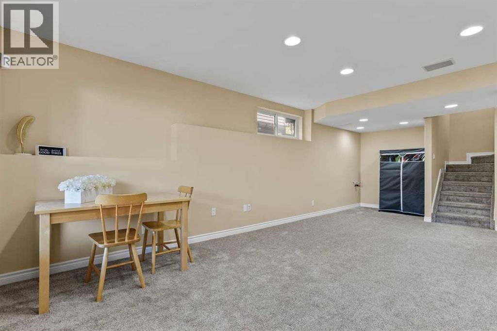 149 Everwoods Close SW photo 33