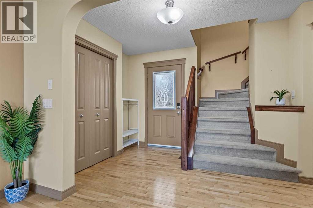 149 Everwoods Close SW photo 3