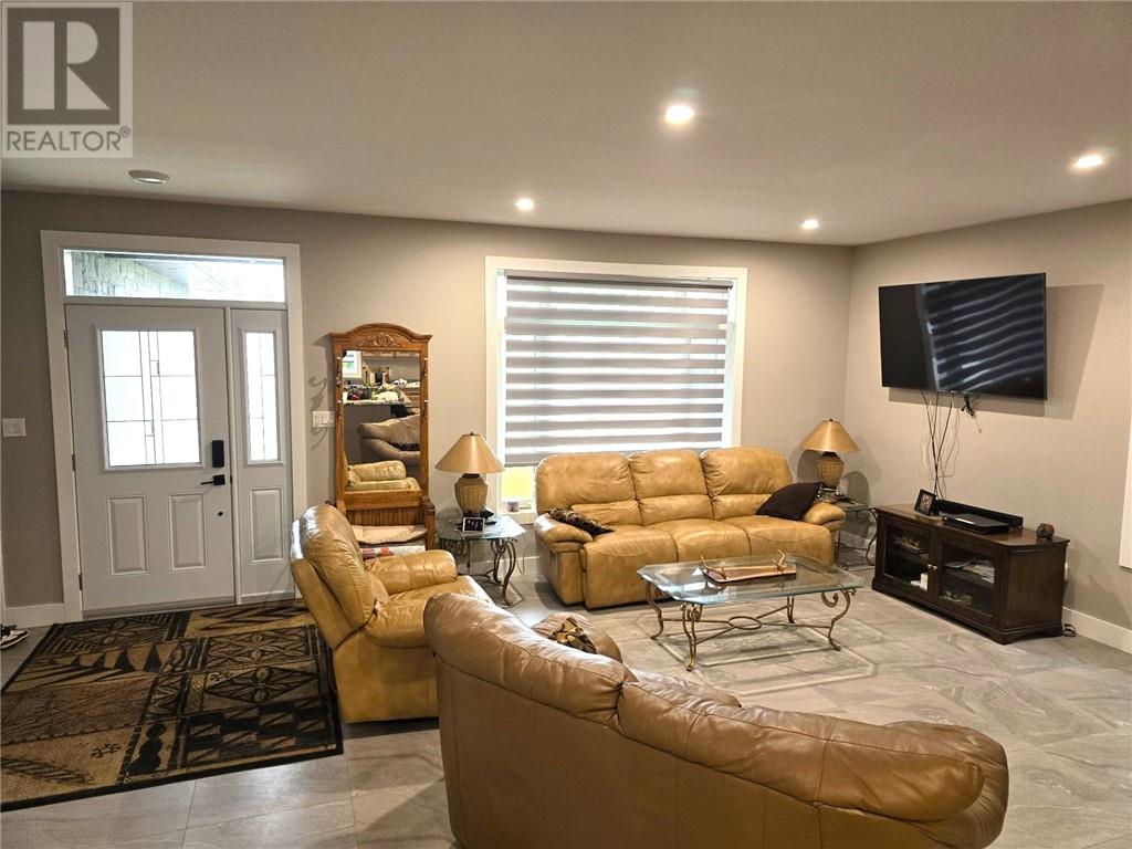 51 Oak St, Capreol, Ontario  P0M 1H0 - Photo 4 - 2130472