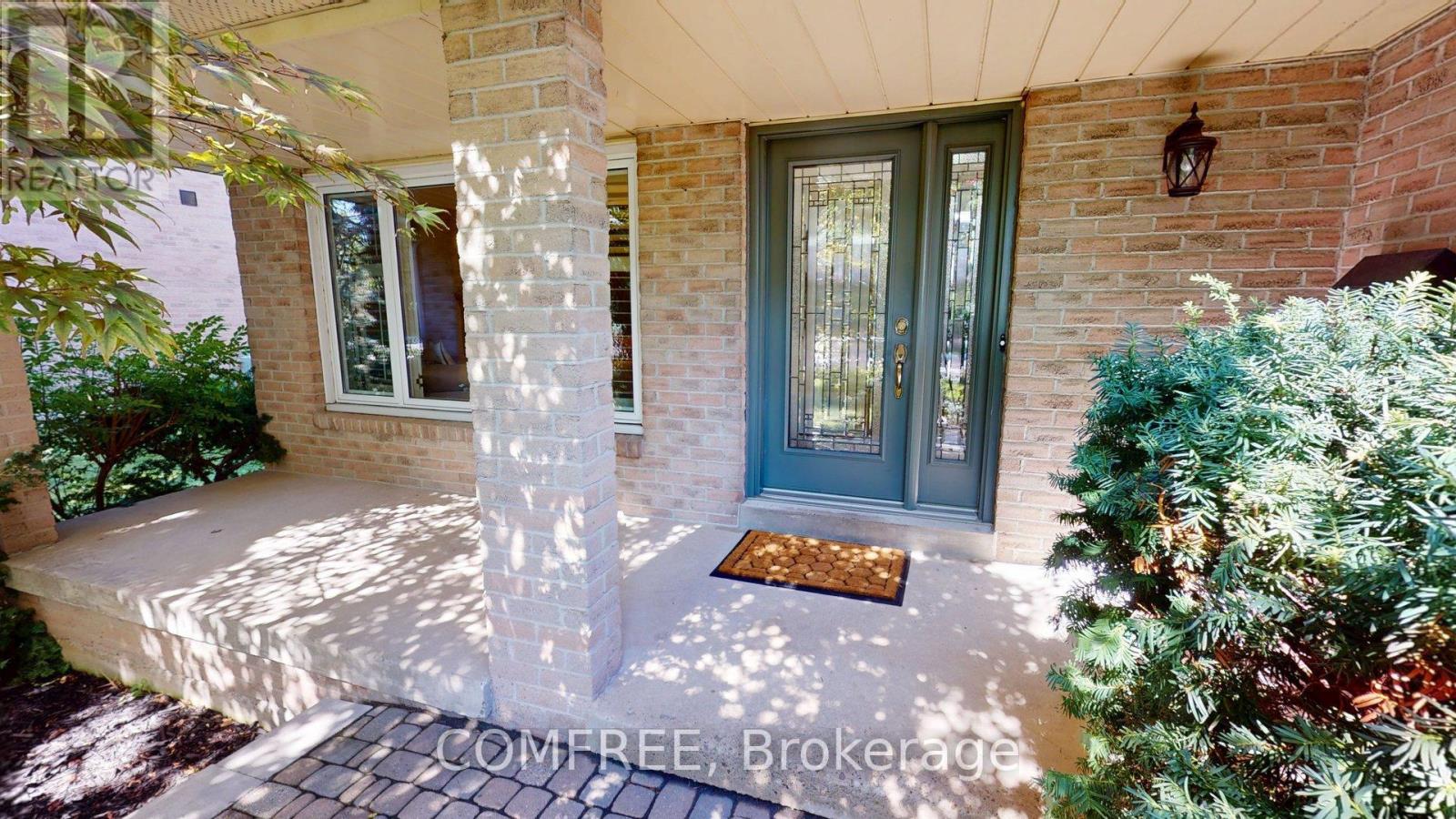 2043 Burbank Drive, Mississauga, Ontario  L5L 2T6 - Photo 3 - W13804304