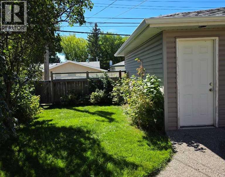 4215 Villa Crescent NW, Calgary, Alberta  T2L 2K2 - Photo 6 - A2344508