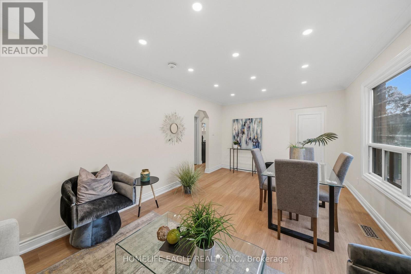82 Scarborough Heights Boulevard, Toronto, Ontario  M1M 2V4 - Photo 2 - E13804310