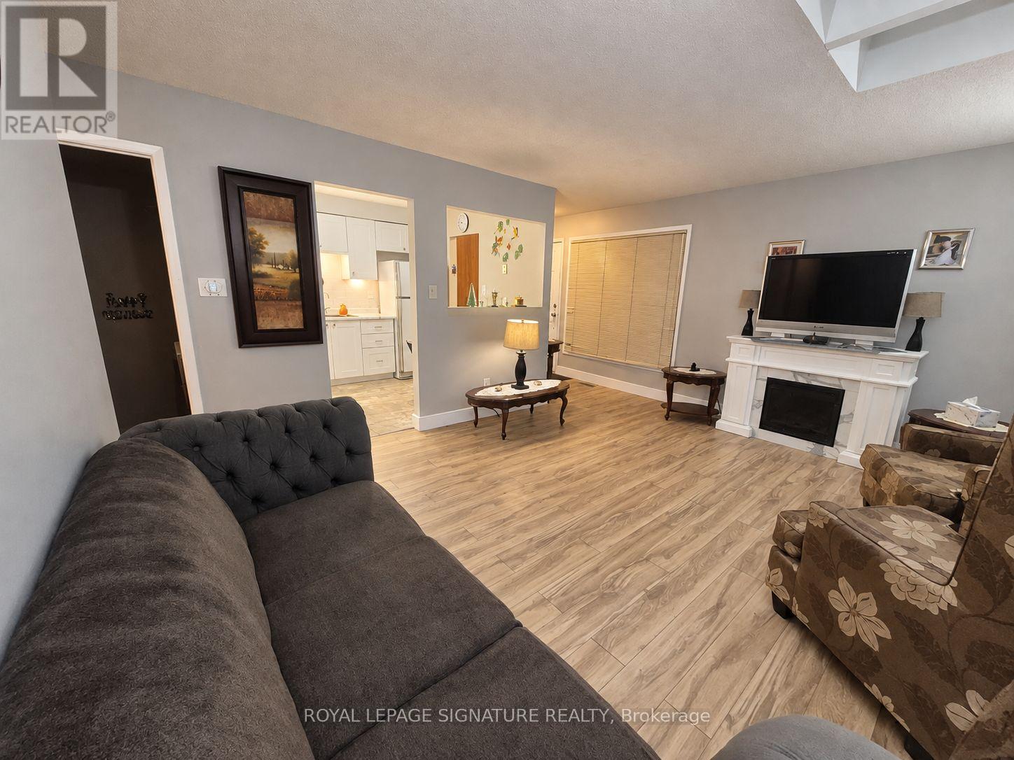 6322 Martel Court, Mississauga, Ontario  L5N 3H6 - Photo 4 - W13804098