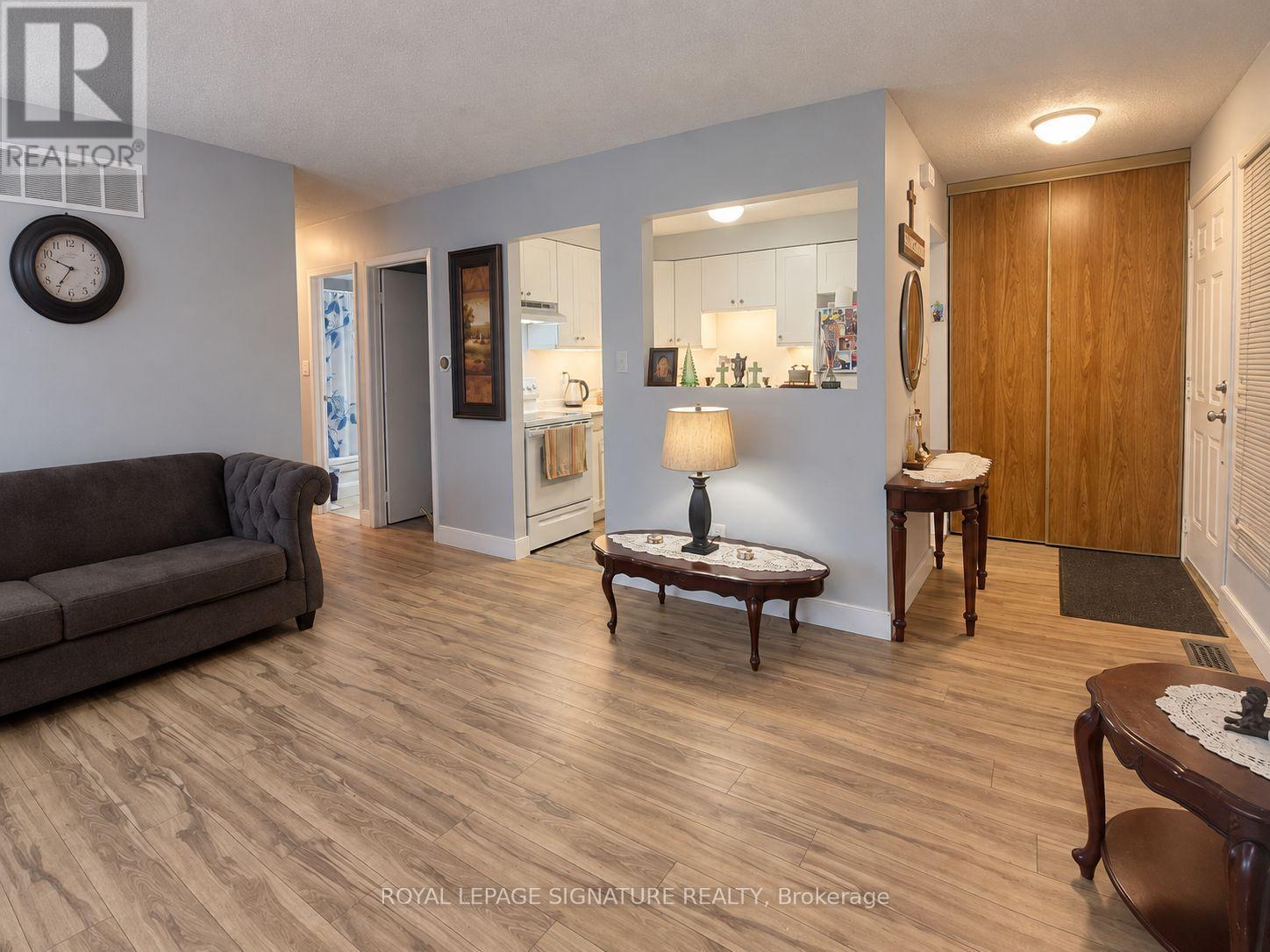 6322 Martel Court, Mississauga, Ontario  L5N 3H6 - Photo 7 - W13804098