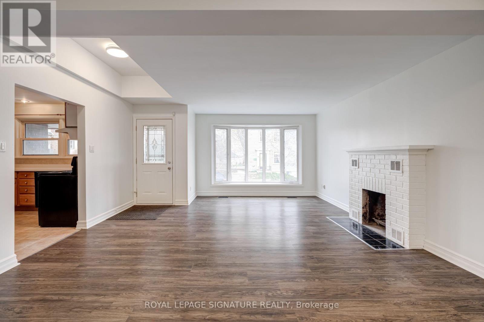 MAIN - 22 DRURY LANE, Barrie, Ontario