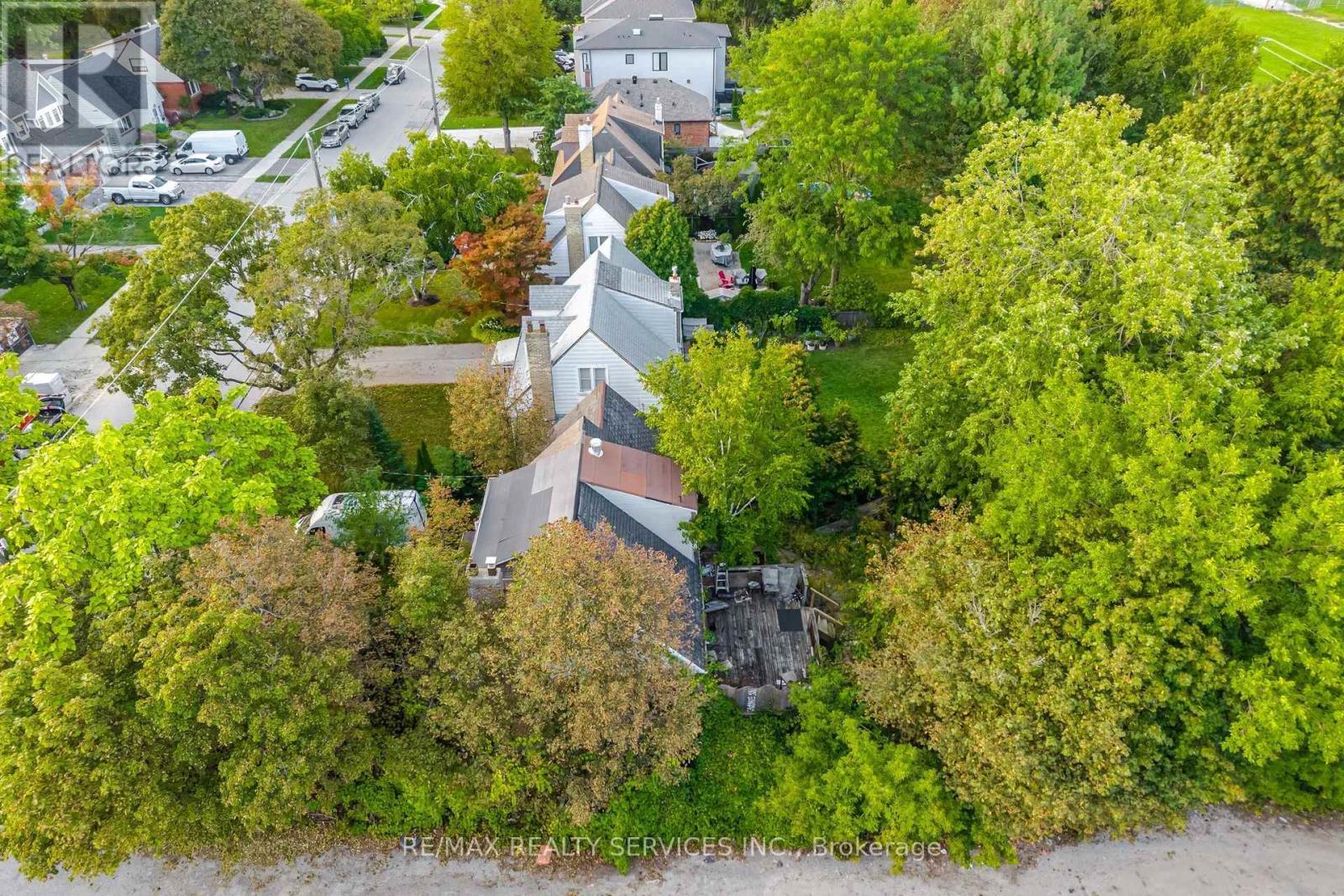 7 ASHBOURNE DRIVE, Toronto, Ontario